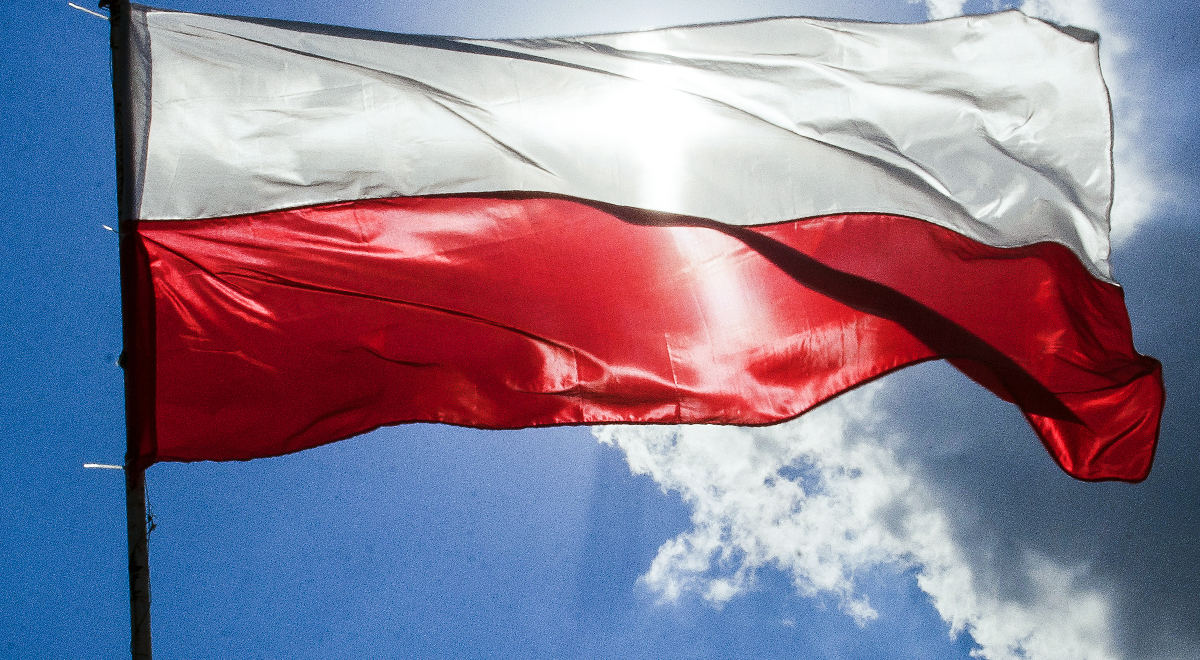 Grafika: flaga Polski na maszcie