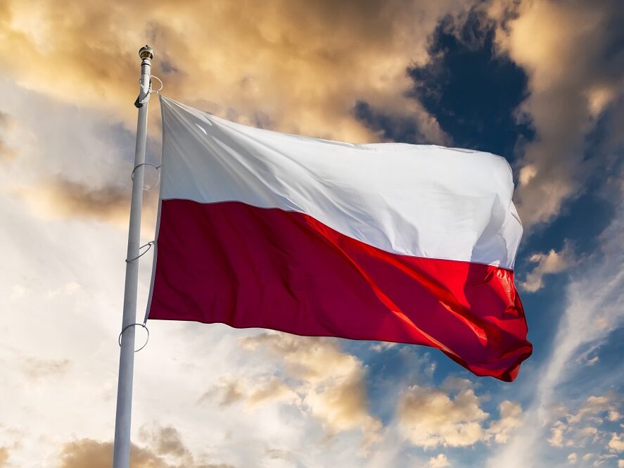 Zdjęcia: Flaga Polski na maszcie